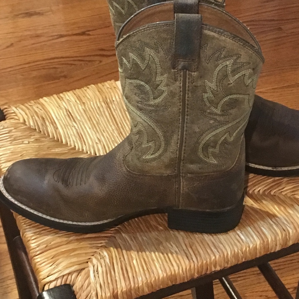 Boys Riding/work boots. Square toe. Size 4.5